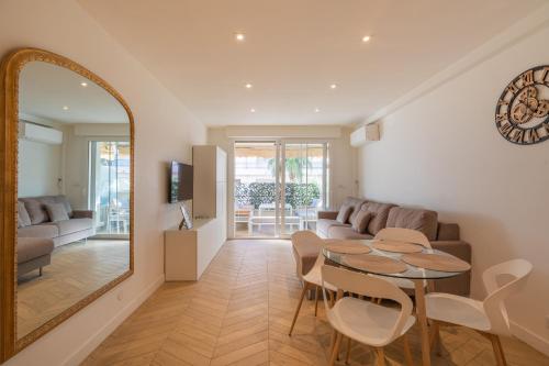 un salon avec une table et un canapé dans l'établissement LE CALIFORNIA 200m des plages chic luxe et cosy 2 à 4 personnes, à Antibes