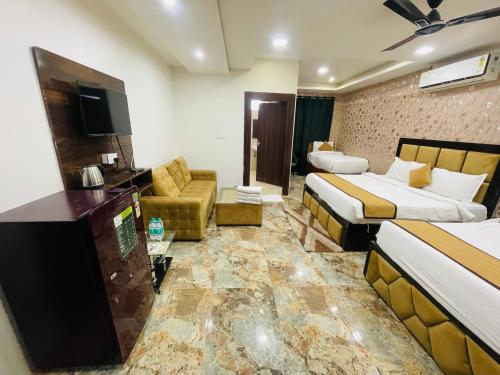 Кровать или кровати в номере Tulsi Garden- Near Prem Mandir Vrindavan