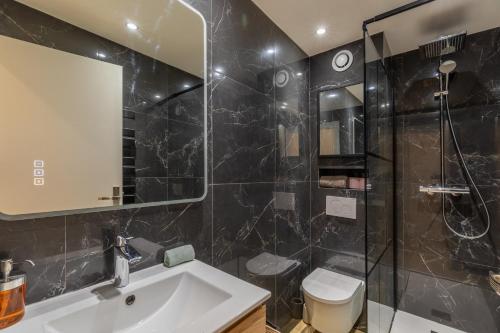 une salle de bain avec un lavabo, une douche et des toilettes dans l'établissement LE CALIFORNIA 200m des plages chic luxe et cosy 2 à 4 personnes, à Antibes