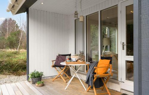 リンケビングにある3 Bedroom Awesome Home In Ringkøbingのパティオ(椅子2脚、ポーチテーブル付)