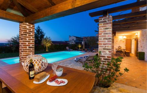 a patio with a table and a swimming pool at Stunning Home In Barat in Barat