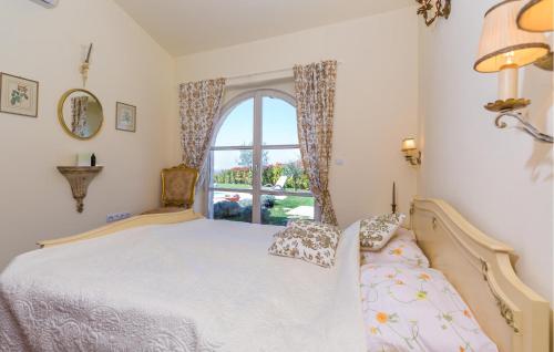 a bedroom with a bed and a window at Stunning Home In Barat in Barat