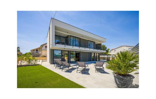 4 Bedroom Stunning Home In Murter