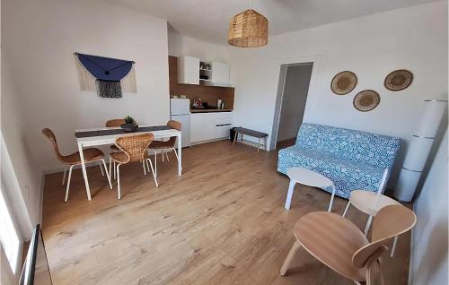 Köök või kööginurk majutusasutuses Nice Apartment In Sveti Filip I Jakov
