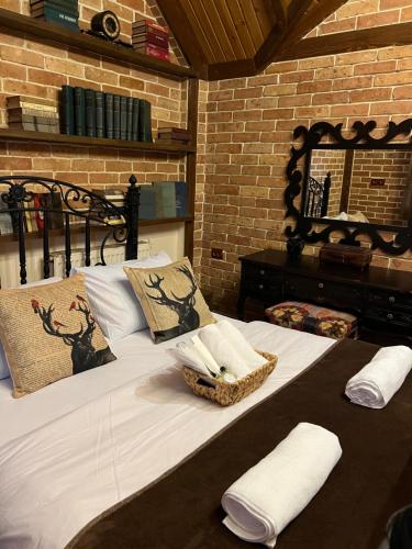 Un dormitorio con una cama con toallas blancas. en Qahramanoffshale, en Gabala