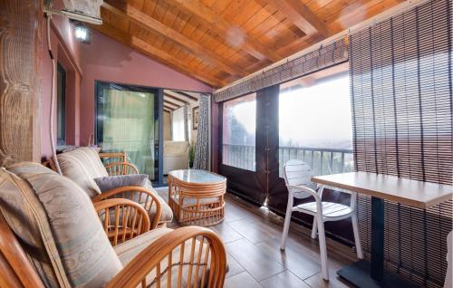 a room with a balcony with a table and chairs at Gorgeous Home In Plesivica With Sauna in Plešivica