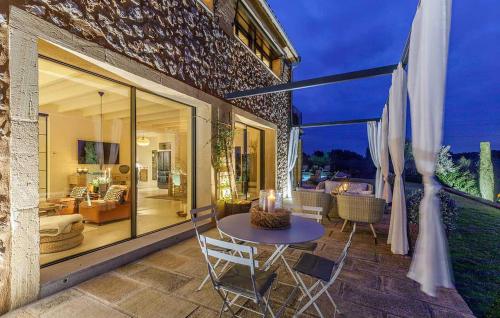 a patio with a table and chairs and a living room at Ses Moreres in Llubí