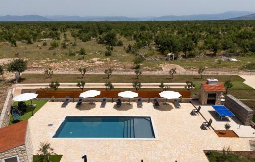 Πισίνα στο ή κοντά στο 5 Bedroom Amazing Home In Bogatic