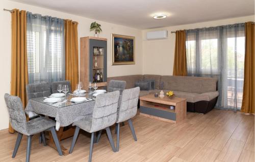 Χώρος καθιστικού στο 5 Bedroom Amazing Home In Bogatic