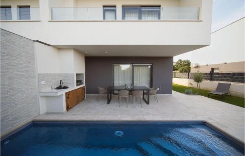 Gorgeous Home In Liznjan