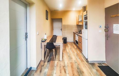une cuisine avec une table et une chaise dans l'établissement Nice Apartment In Saint-Chinian, à Saint-Chinian