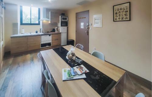 Μια τηλεόραση ή/και κέντρο ψυχαγωγίας στο Lovely Apartment In Saint Chinian