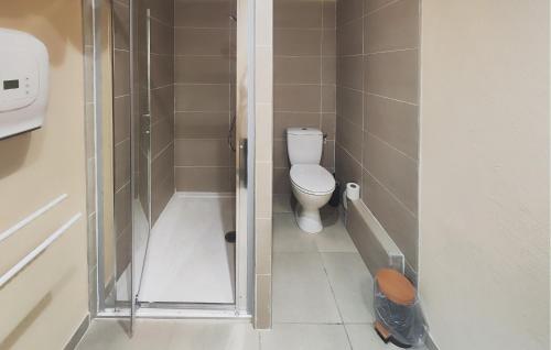Ένα μπάνιο στο Lovely Apartment In Saint Chinian