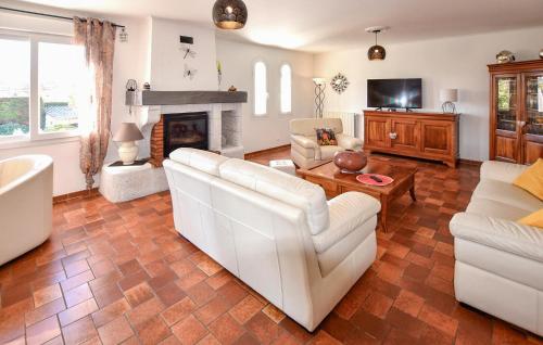 Elle comprend un salon doté d'un mobilier blanc et d'une cheminée. dans l'établissement Lovely Home In Malemort-Du-Comtat, à Malemort-du-Comtat