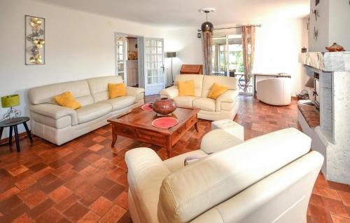 un salon avec des canapés blancs et une table dans l'établissement Lovely Home In Malemort-Du-Comtat, à Malemort-du-Comtat