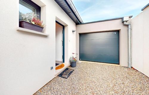 un garage avec une porte bleue sur une maison dans l'établissement 2 Bedroom Stunning Home In Schlierbach, à Schlierbach