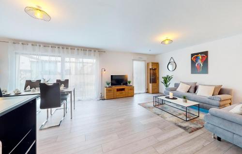 un salon avec un canapé et une table dans l'établissement 2 Bedroom Stunning Home In Schlierbach, à Schlierbach