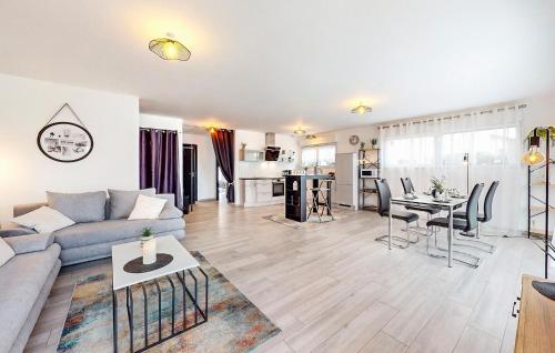 Kuchyň nebo kuchyňský kout v ubytování 2 Bedroom Stunning Home In Schlierbach