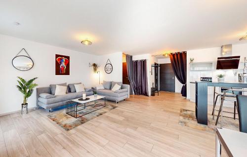 un salon avec un canapé et une table dans l'établissement 2 Bedroom Stunning Home In Schlierbach, à Schlierbach