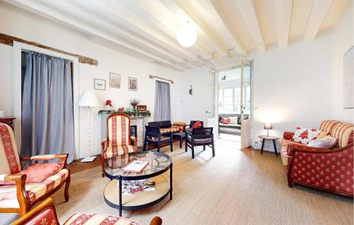 un salon avec des canapés, des chaises et une table dans l'établissement 8 Bedroom Gorgeous Home In Courdemanche, à Courdemanche