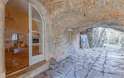 Cette chambre est dotée d'un mur en pierre et d'une arche. dans l'établissement Amazing Home In Le Rouet With Wifi, à Notre-Dame-de-Londres