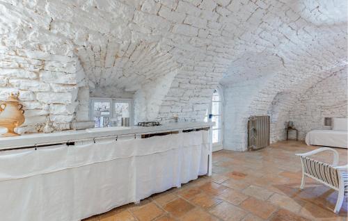 une grande cuisine avec un mur en pierre blanche dans l'établissement Amazing Home In Le Rouet With Wifi, à Notre-Dame-de-Londres