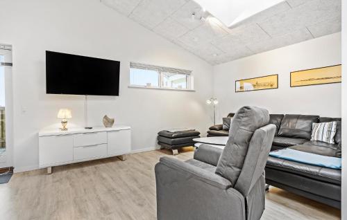 ボーゲンセにあるGorgeous Home In Bogense With Wifiのソファとテレビのあるリビングルーム