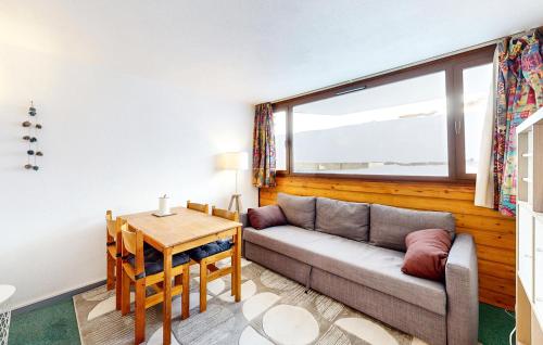 un salon avec un canapé et une table dans l'établissement 2 Bedroom Nice Apartment In La Mongie, à La Mongie