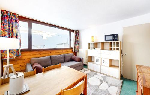 un salon avec un canapé et une table dans l'établissement 2 Bedroom Nice Apartment In La Mongie, à La Mongie