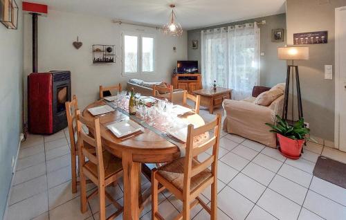 une salle à manger et un salon avec une table et des chaises dans l'établissement 3 Bedroom Pet Friendly Home In Arzal, à Arzal