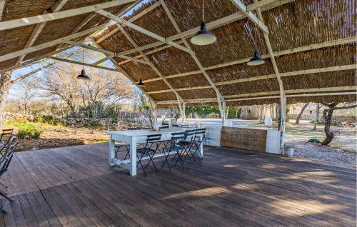 une grande terrasse couverte avec une table et des chaises dans l'établissement 3 Bedroom Pet Friendly Home In Le Rouet, à Notre-Dame-de-Londres