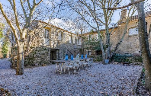 une table et des chaises devant un bâtiment dans l'établissement 3 Bedroom Pet Friendly Home In Le Rouet, à Notre-Dame-de-Londres