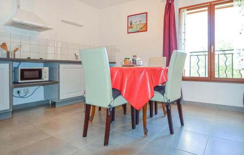 une cuisine avec une table et des chaises dans une cuisine dans l'établissement Cozy Home In Arles With Wifi, à Arles