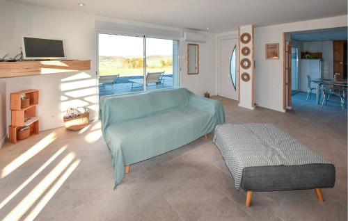 Χώρος καθιστικού στο 2 Bedroom Cozy Home In Salavas