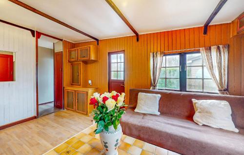 - un salon avec un canapé et des fleurs dans un vase dans l'établissement Stunning Home In Égriselles-Le-Bocage, à Égriselles-le-Bocage