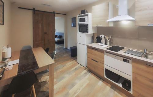 une cuisine avec un évier et une cuisinière four supérieur dans l'établissement Beautiful Apartment In Saint Chinian, à Saint-Chinian