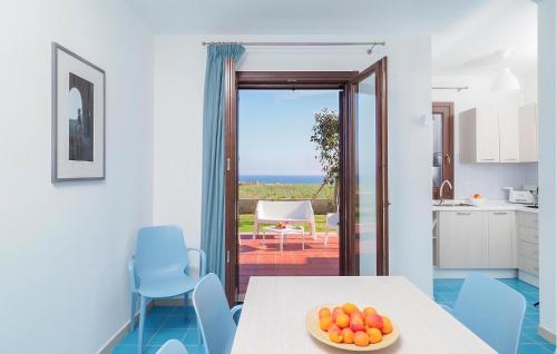 eine Küche und ein Esszimmer mit Tisch und Stühlen in der Unterkunft 2 Bedroom Lovely Home In Marina Di Modica in Marina di Modica