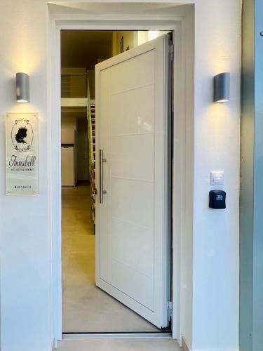 ラミアにあるAnnabell Houses & Roomsの鏡付廊下白い扉