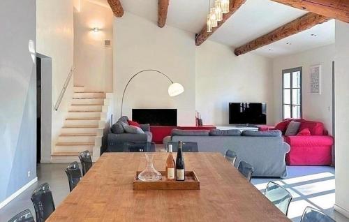 un salon avec une table et un canapé dans l'établissement Nice Home In Lisle-Sur-La-Sorgue, à LʼIsle-sur-la-Sorgue