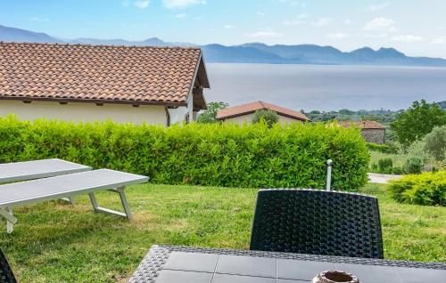 サン・ジョヴァンニ・ア・ピーロにあるLovely Home In San Giovanni A Piroの水辺の景色を望む芝生に置かれたピクニックテーブルと椅子