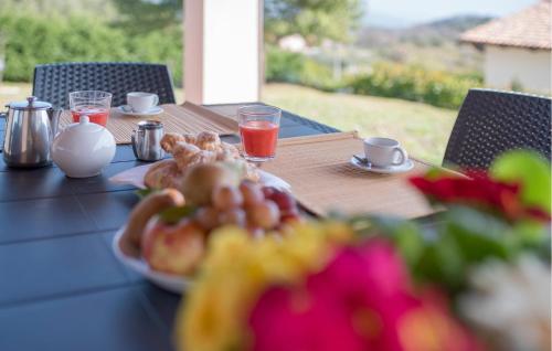 サン・ジョヴァンニ・ア・ピーロにあるLovely Home In San Giovanni A Piroの食卓