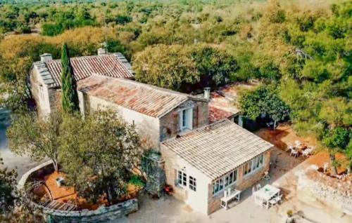 une vue aérienne d'une maison avec une cour dans l'établissement Cozy Home In Le Rouet With Wifi, à Notre-Dame-de-Londres
