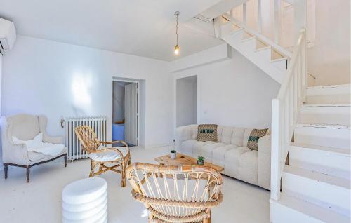 un salon avec un canapé et une table dans l'établissement Cozy Home In Le Rouet With Wifi, à Notre-Dame-de-Londres