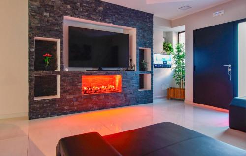 Una sala de estar con chimenea y televisión. en Megghy Maison, en Catania