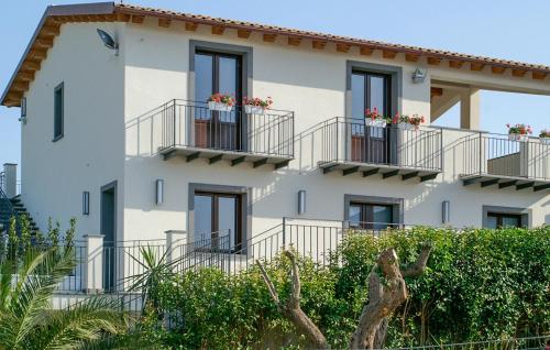 ein weißes Gebäude mit Blumenkästen auf den Balkonen in der Unterkunft Stunning Apartment In Mazzarino in Mazzarino