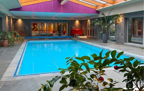 una piscina con agua azul en una casa en Gorgeous Home In Vanse With Sauna, en Vanse