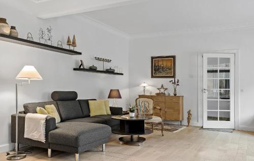 salon z kanapą i stołem w obiekcie 3 Bedroom Stunning Home In Rødby w mieście Rødby
