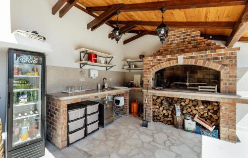 Кухня или мини-кухня в Nice Home In Igalo With House Sea View
