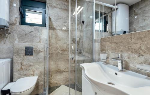 Ванная комната в Nice Home In Igalo With House Sea View