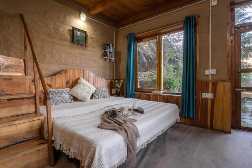 Postel nebo postele na pokoji v ubytování Whispering Pines Cottages Cabin by Bastiat Stays